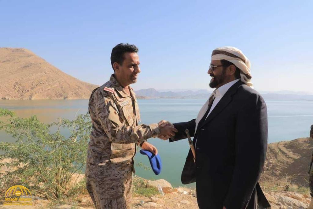 "التقطت اليوم".. شاهد: أول صورة تجمع متحدث التحالف "المالكي" وسلطان العرادة على ضفاف سد مأرب في اليمن