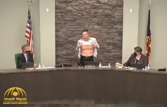 شاهد: جندي أمريكي من أصول آسيوية يرفع قميصه ويظهر ندوبا بجسده .. ويسأل :"هل هذه وطنية!"