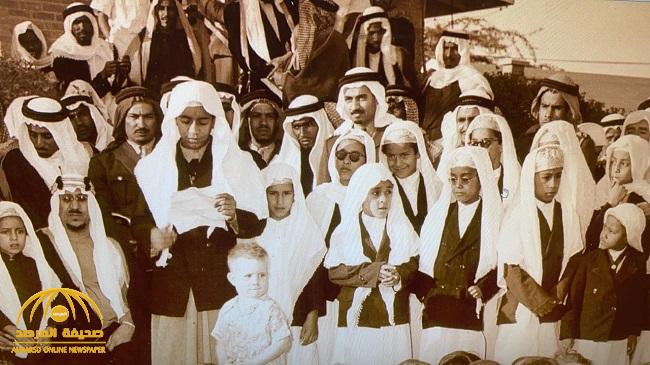 شاهد: صورة نادرة لأبناء وأحفاد الملك سعود بالظهران.. والكشف عن تاريخها ومناسبتها!