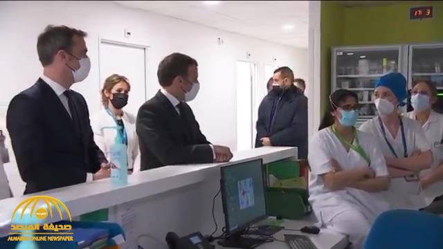 شاهد .. ممرضات يضعن الرئيس الفرنسي في موقف محرج خلال زيارته مستشفى