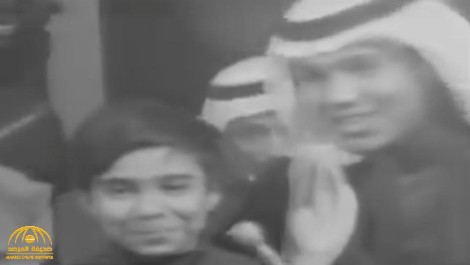 شاهد: فيديو نادر لمحمد عبده يغني وبجانبه طفل.. ومطالب للفنان بكشف هويته!