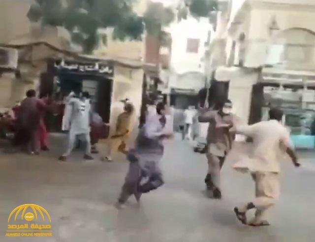 شاهد: معركة عنيفة وضرب بالعصي والأحزمة بين عمالة باكستانية في سوق شعبي بجدة