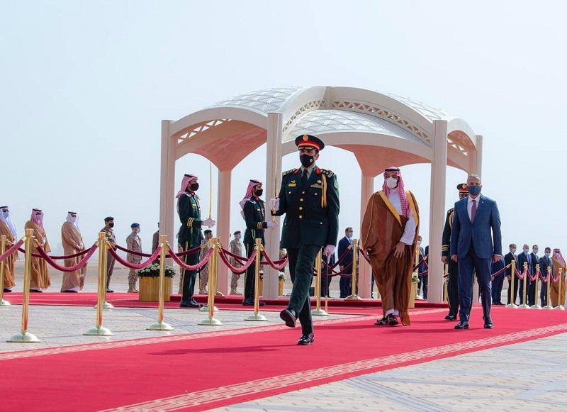 رئيس الوزراء العراقي يصل الرياض  وولي العهد في مقدمة مستقبليه - صور