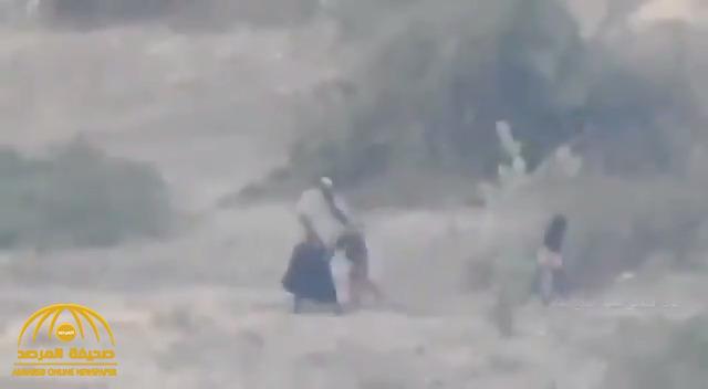 شاهد: المليشيات الحوثية تطرد امرأة يمنية وأطفالها من منزلهم بالضالع