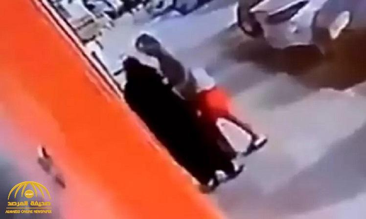 توضيح من شرطة مكة بشأن الفيديو المتداول لرجل يتحرش بامرأة أمام محل تجاري