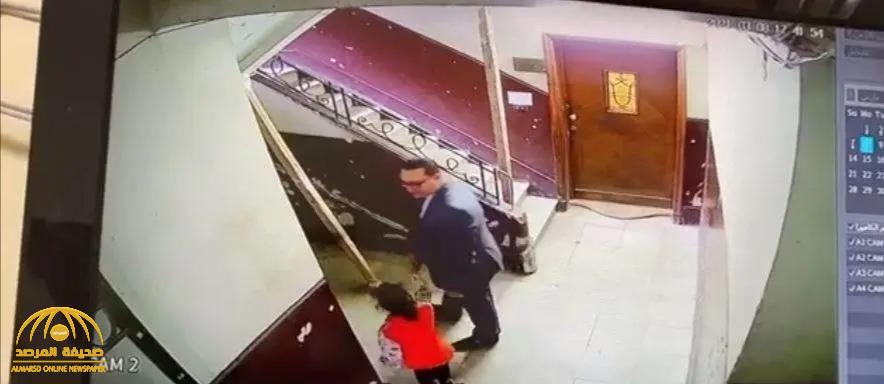 مصر: تطورات جديدة بشأن فيديو المتحرش بطفلة داخل عمارة.. وكشف معلومات أولية عنه !