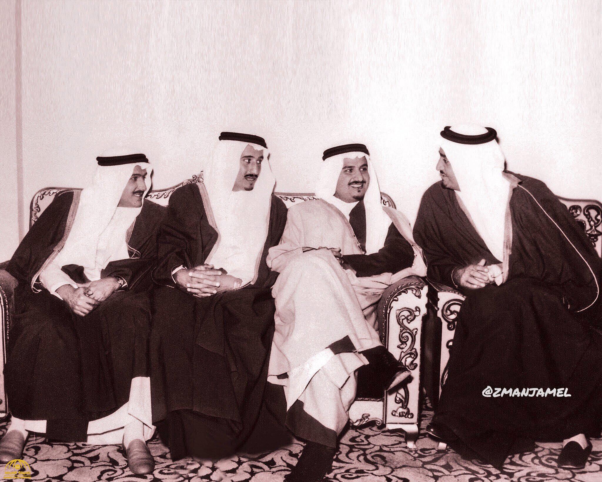 "حساب آل سعود" يعلق على  صورة قديمة للملك سلمان ويكشف عن اسم الأمير الجالس على يمينه