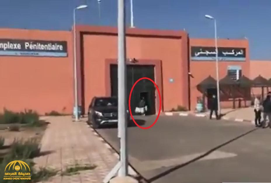 "حمزة مون بيبي" .. شاهد: لحظة خروج شقيقة المغربية "دنيا بطمة" من السجن