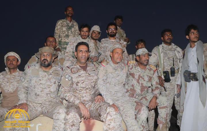 شاهد.. المتحدث باسم التحالف يتوسط قادة الجيش اليمني على ظهر دبابة في جبهة مأرب