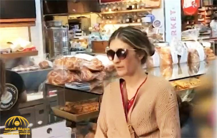 شاهد: أمريكية تشتم بائعة مخبز بألفاظ عنصرية بعدما طالبتها بارتداء الكمامة