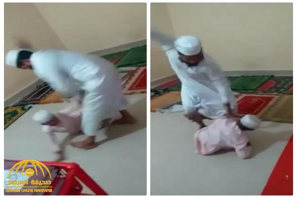 شاهد: معلم تحفيظ قرآن برماوي يعتدي على طفل بوحشية