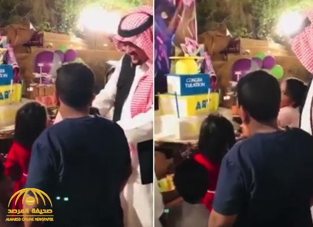 شاهد:  عبد العزيز بن فهد يمازح  طفلة أثناء زيارته لدار الأيتام .. ويرد على إمكانية تزويجها مبكرا