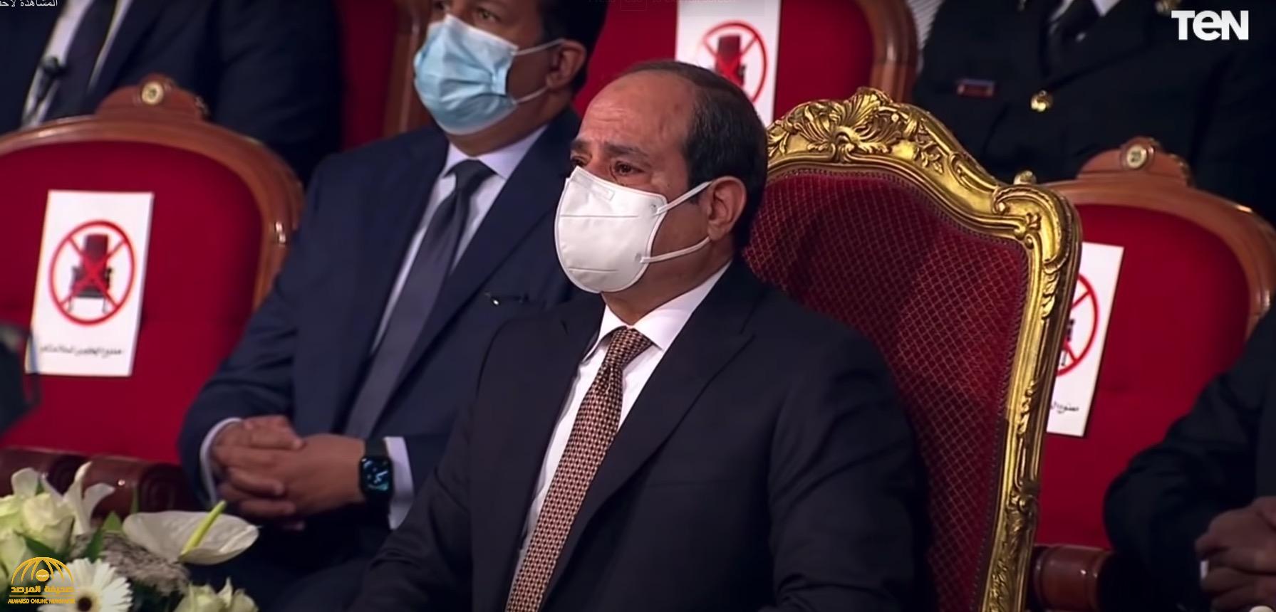 شاهد: السيسي يبكي أثناء حديث أسر شهداء الجيش المصري