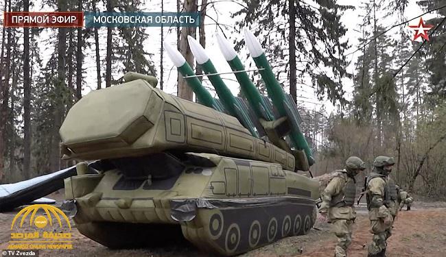 شاهد: بوتين يكشف النقاب عن دبابات مزيفة على غرار الحرب العالمية الثانية يستخدمها لخداع الناتو