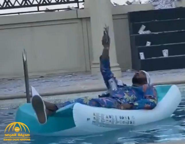 محمد رمضان يكشف مفاجأة عن فيديو الدولارات بعد إلقائها في حمام سباحة