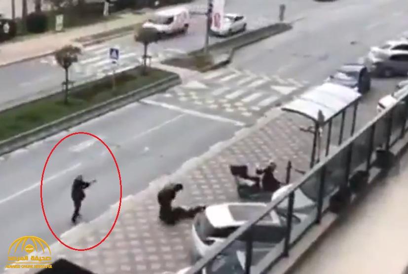 شاهد.. نزاع مسلح بين عصابتين في وسط شارع بتركيا