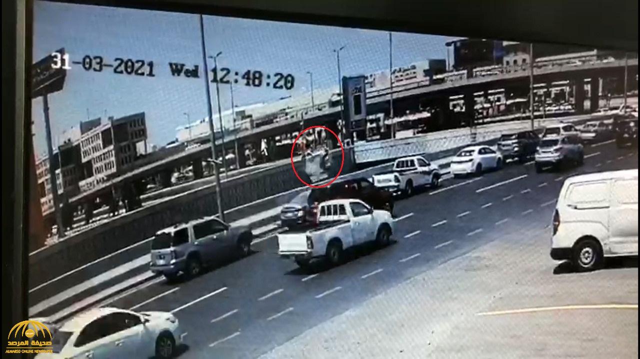 شاهد.. فيديو جديد يوثق لحظة سقوط سيارة من أعلى جسر التحلية بجدة