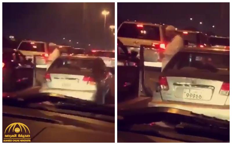 شاهد: سائق يفتح باب سيارته ويصلي وسط طريق مزدحم بالكويت
