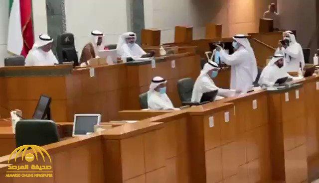 بالفيديو : نواب مجلس الأمه الكويتي يجلسون في مقاعد الوزراء.. شاهد ردة فعل مرزوق الغانم