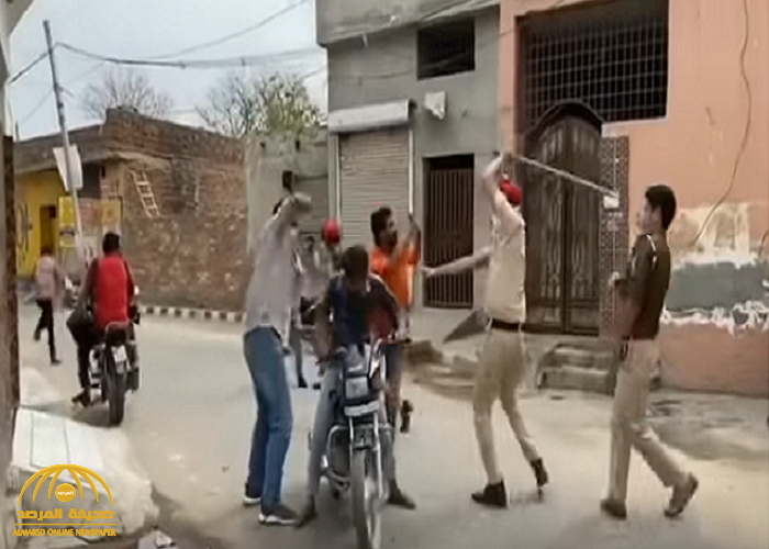 " صفع وضرب بالعصا ".. شاهد: كيف تجبر الشرطة الهندية المدنيين على الالتزام بالحجر الصحي!