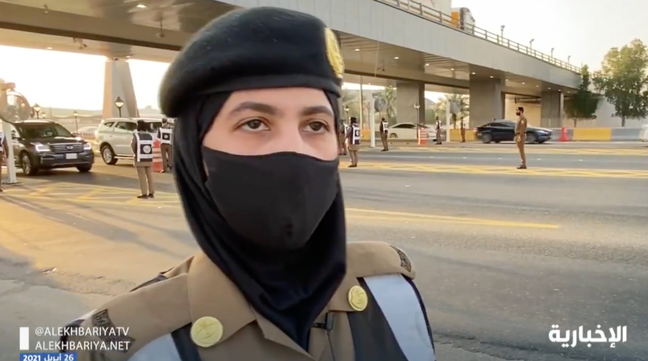 شاهد: مجندات أمن الطرق ميدانياً في أحد مراكز الضبط الأمني لمداخل مكة.. والكشف عن مهامهن