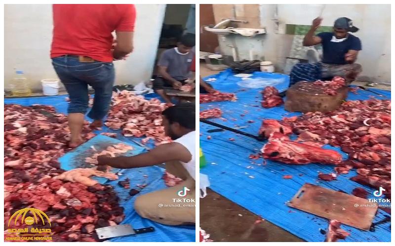 شاهد.. فيديو صادم لعمالة تقطع اللحوم على الأرض بتبوك وأحدهم يدهس عليها بقدمه