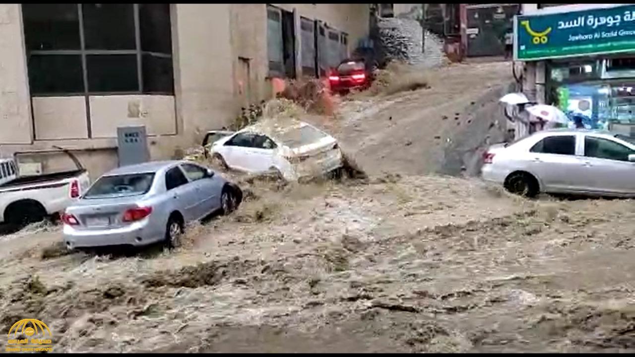 شاهد.. أمطار مكة تغمر الشوارع وتحولها إلى بحيرات وتُغلق أبواب المنازل وتعرقل حركة السيارات
