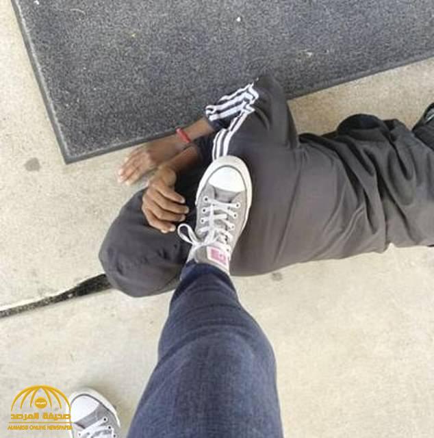 شاهد : معلمة أمريكية تضع قدمها على رأس طالب من أصول أفريقية وترسل الصور لوالدته!