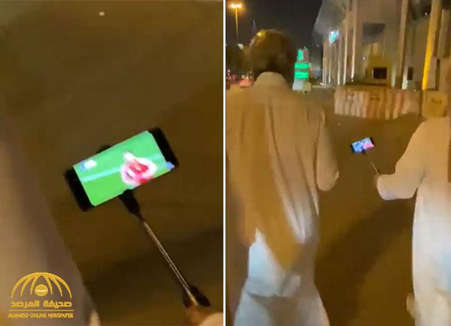 شاهد.. الوليد بن طلال يتابع مباراة "الهلال" ضد "استقلال دوشنبه" أثناء رياضة المشي