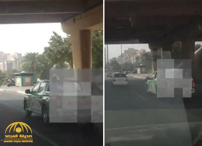 شاهد.. سيارة "وانيت" عليها شعار جهة حكومية في مكة تنقل شخصين في صندوقها الخلفي