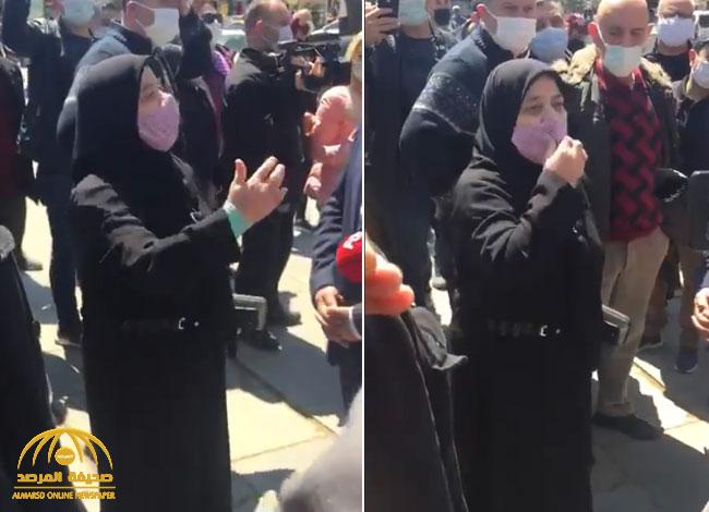شاهد: مظاهرة غاضبة ضد "أردوغان" بعد إغلاق أكشاك بيع الخبز المدعوم من المعارضة.. وامرأة تصرخ: "هذا يكفي"