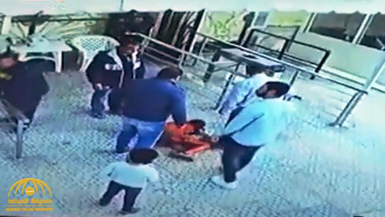 شاهد.. كاميرا توثق لحظة اعتداء موظف أمن على طفل بمصر