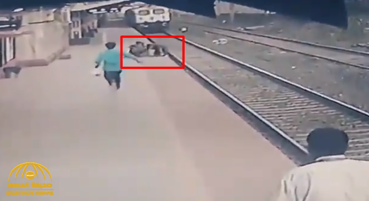 في اللحظات الأخيرة.. شاهد: رجل ينقذ طفلًا من دهس قطار بعد سقوطه على القضبان الحديدية