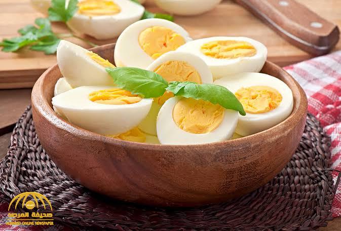 طبيب يدحض معلومة خطأ شائعة عن تناول البيض