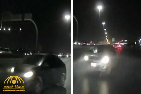 شاهد: شاب يقود مركبته بسرعة جنونية عكس الاتجاه في الرياض ويصدم أخرى داخلها مسن ويفر هاربًا