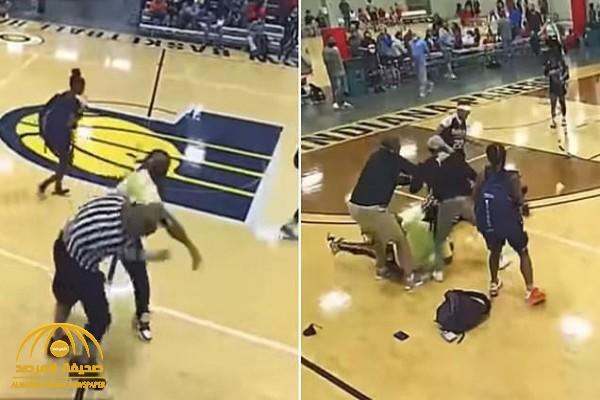 شاهد: صفع حكم مباراة كرة سلة أمريكية للاعبة يتحول إلى هجوم جماعي ورفعه في الهواء وإسقاطه على الأرض