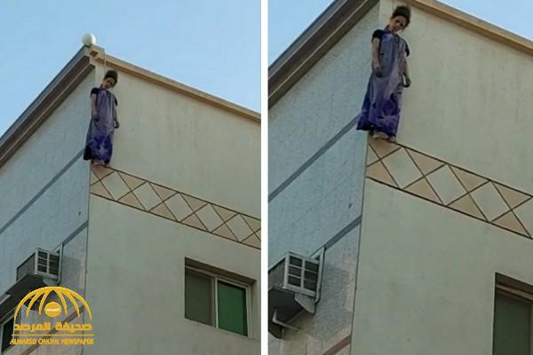 بالفيديو: بيان أمني بشأن انتحار امرأة شنقًا بقطعة قماش على سطح مبنى.. والكشف عن جنسيتها