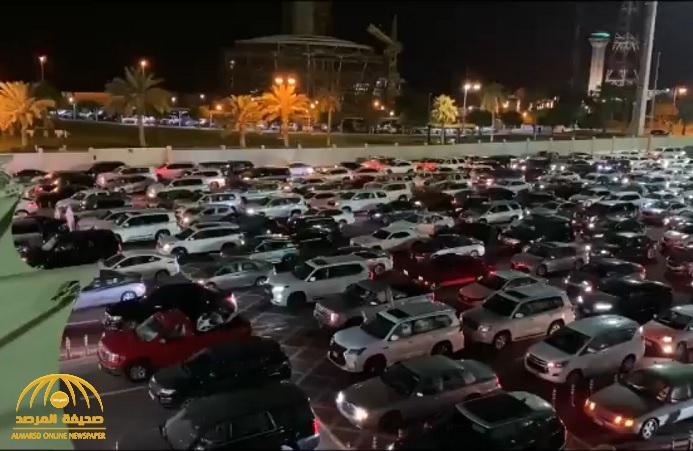 قبل فتح المنفذ بدقائق.. شاهد: طوابير السيارات والزحام الشديد على "جسر الملك فهد" للعبور إلى البحرين