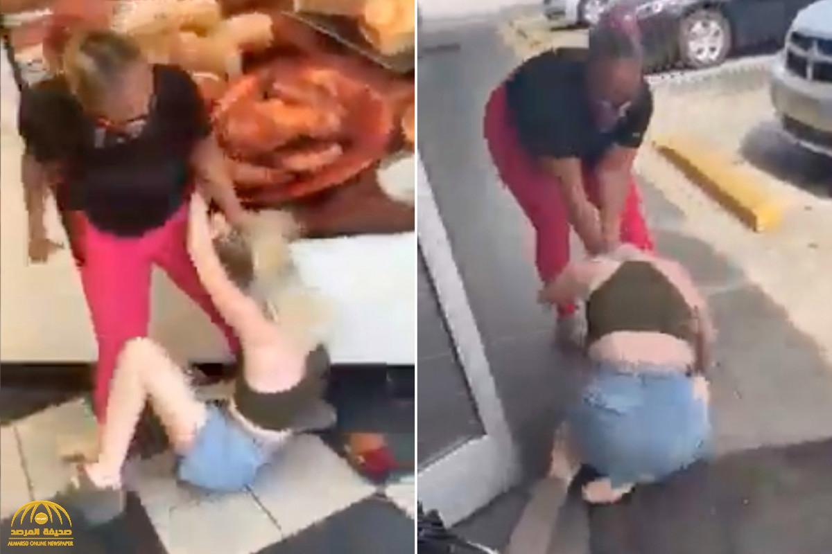 شاهد .. أمريكية من أصل أفريقي تعتدي على فتاة حسناء بوحشية  وتسحبها من شعرها على الأرض في جورجيا
