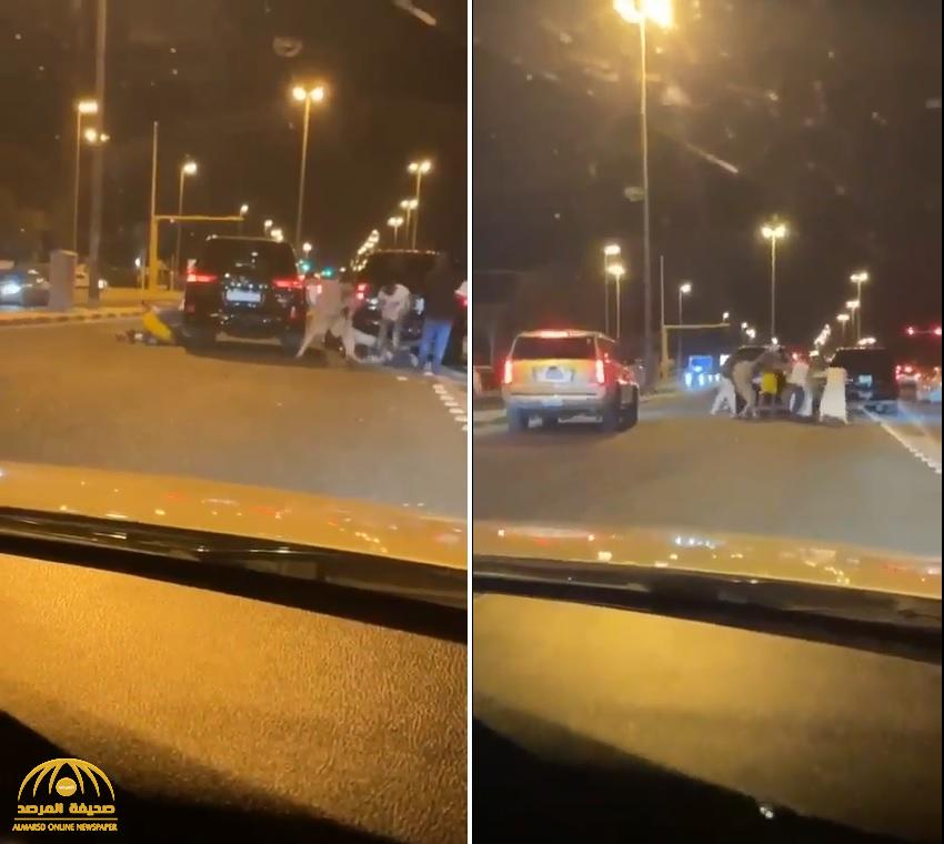 "ركل بالأرجل ولكمات".. شاهد: مضاربة جماعية عنيفة وسط طريق عام في الكويت