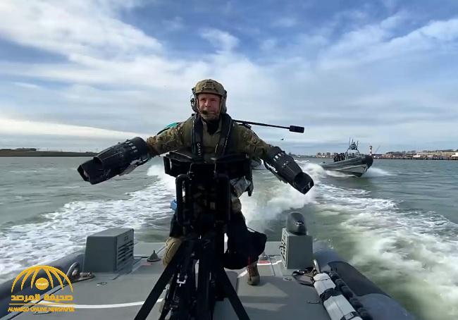 شاهد: فيديو مثير لضابط في البحرية البريطانية ببدلة نفاثة .. وهبوطه على سطح سفينة