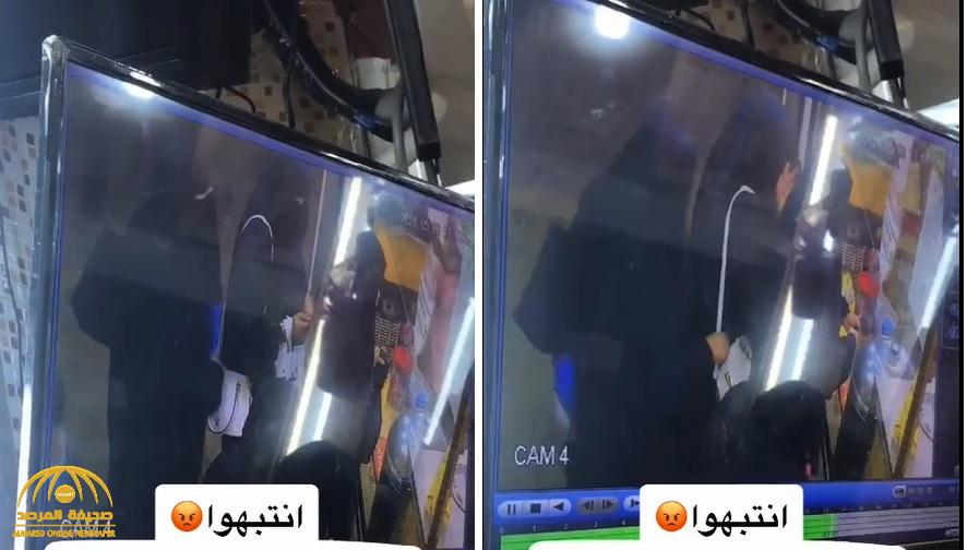 شاهد: امرأة منقبة تغافل أخرى وتسرق من حقيبتها  1500 ريال في "سوق القريات"
