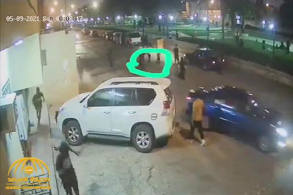 شاهد.. قائد مركبة يصدم طفلاً وعدد من السيارات في الرياض ويلوذ بالفرار