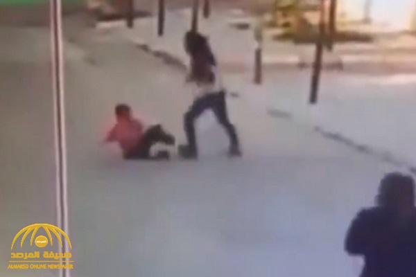 شاهد: امرأة لبنانية تطارد  طفل سوري و تنهال عليه بالضرب والركل العنيف وسط الشارع