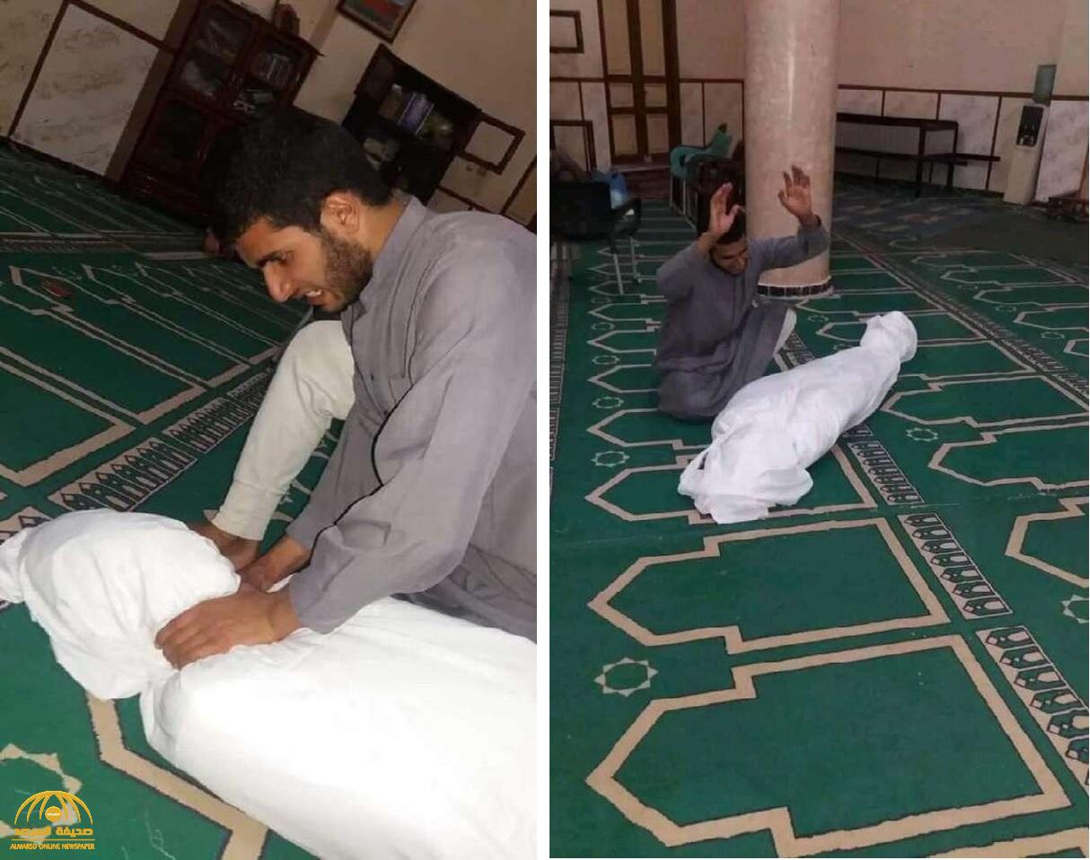 صور مثيرة للجدل.. شاهد: شخص ملفوف داخل كفن وآخر يقوم بخنقه داخل مسجد !