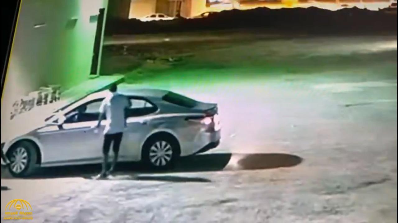 شاهد: شخص يسرق مركبة من أمام منزل في الرياض وبداخلها امرأة