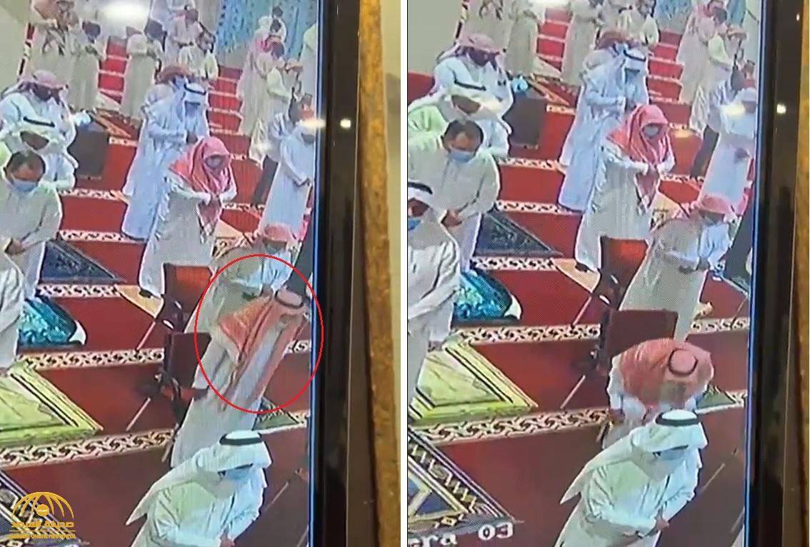 شاهد.. لحظة وفاة مسن سعودي أثناء صلاة الجمعة بثانٍ أيام العيد 
