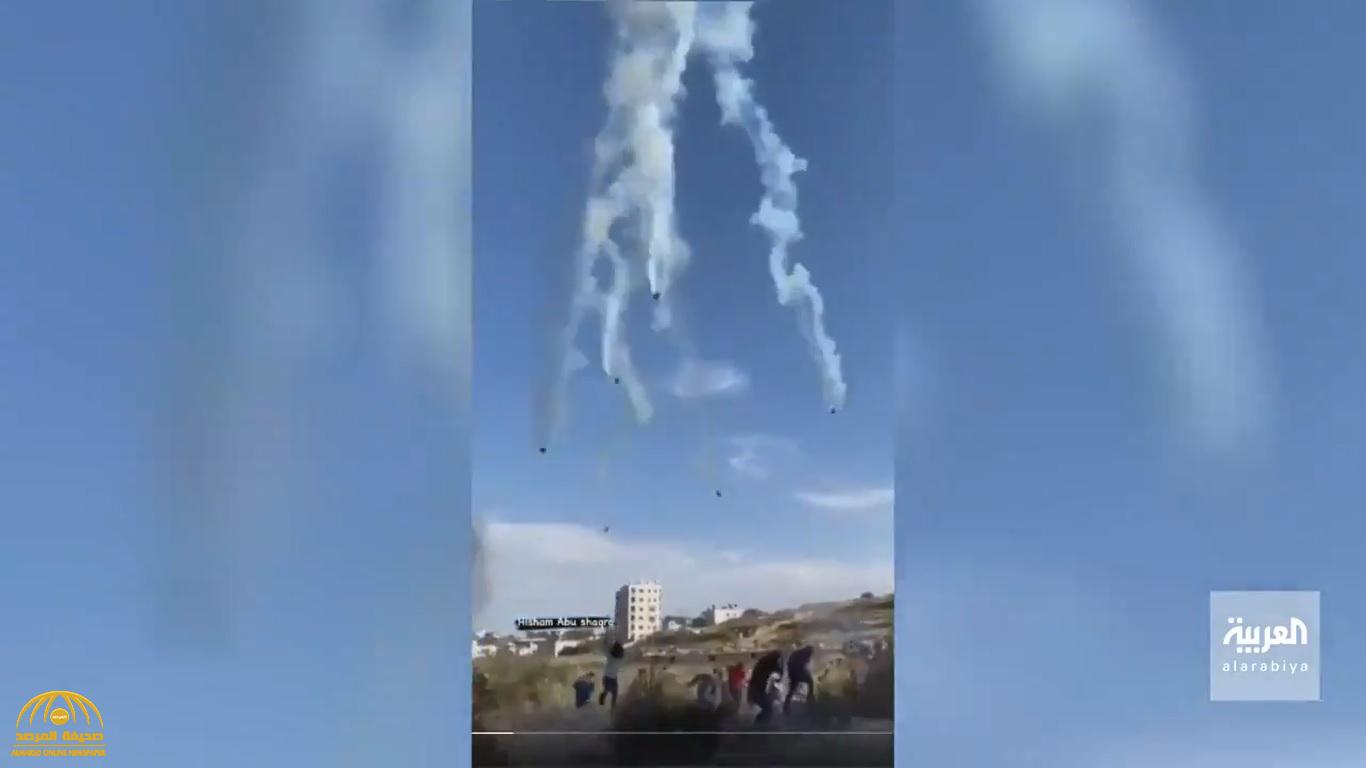 "تهطل عليهم مثل المطر".. شاهد: طائرة إسرائيلية مسيّرة تطلق قنابل الغاز على فلسطينيين في الضفة