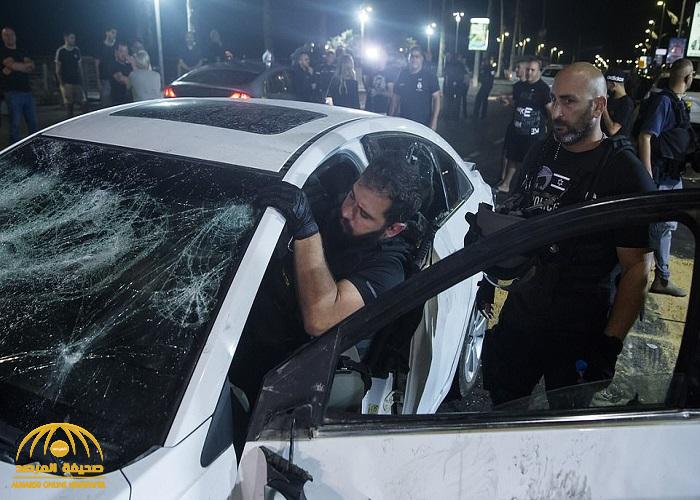 اعتقدوا أنه عربي.. شاهد: عشرات الإسرائيليين ينهالون بالضرب  على سائق قرب تل أبيب