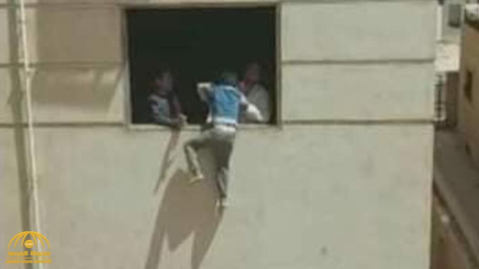 شاهد: مصري يعلق  طفل من نافذة بالطابق الرابع في الهواء